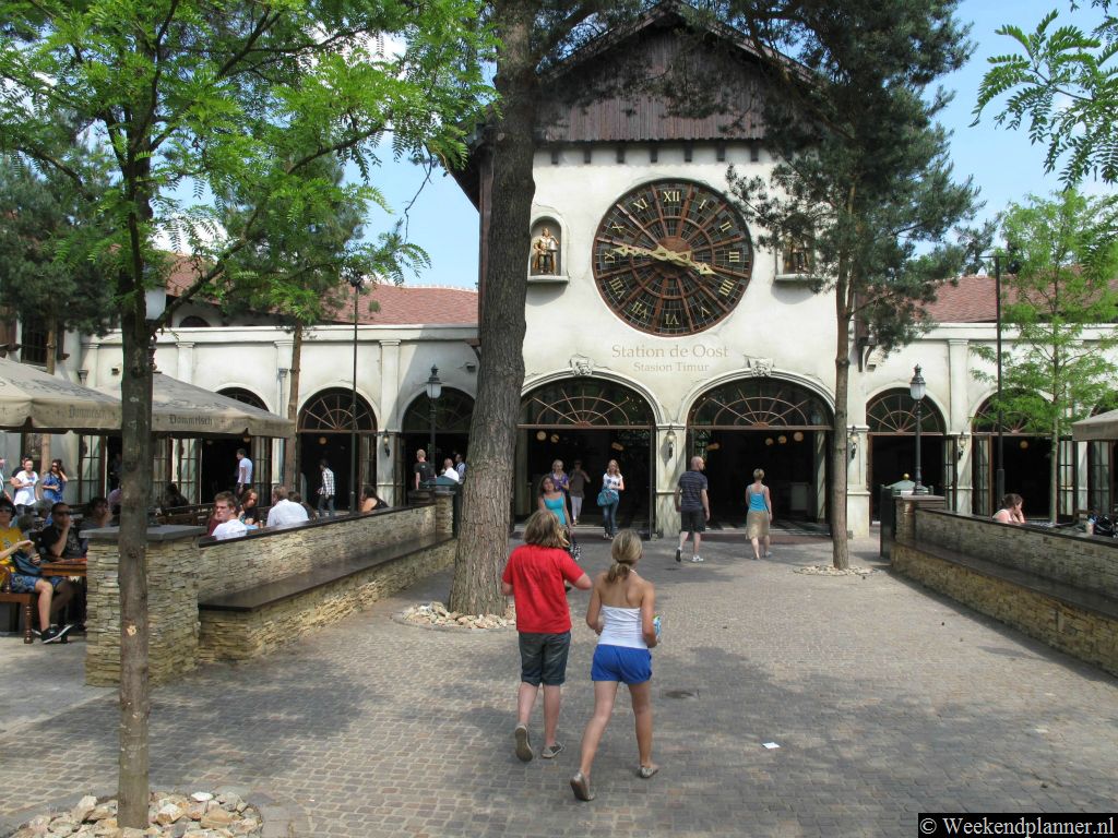 De Efteling is een groot attractiepark. Er rijdt echter een stoomtrein door het park dus je hoeft niet overal naar toe te lopen.Tip: Een dagje naar de Efteling.